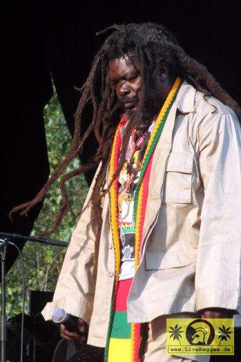 Ricky Chaplin (Jam) with Mafia and Fluxie - Reggae Geel Festival, Belgien 05. August 2006 (18).jpg